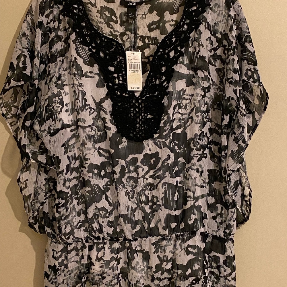 AGB Black‎ & Gray Crocheted V-Neck Tunic